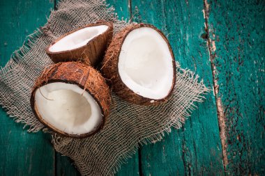 Hindistan cevizi ahşap masa üzerinde. Vintage filtre. Organik sağlıklı gıda kavramı. Güzellik ve Spa konsept.