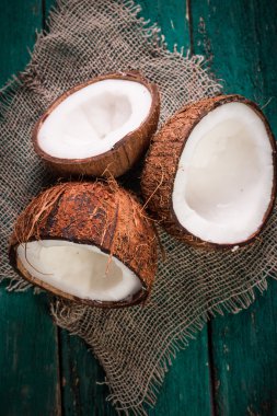 Hindistan cevizi ahşap masa üzerinde. Vintage filtre. Organik sağlıklı gıda kavramı. Güzellik ve Spa konsept.