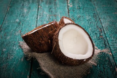 Hindistan cevizi ahşap masa üzerinde. Vintage filtre. Organik sağlıklı gıda kavramı. Güzellik ve Spa konsept.