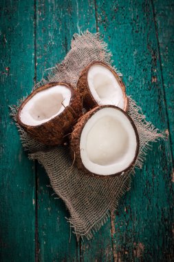 Hindistan cevizi ahşap masa üzerinde. Vintage filtre. Organik sağlıklı gıda kavramı. Güzellik ve Spa konsept.