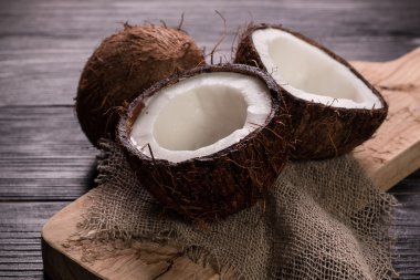 Hindistan cevizi ahşap masa üzerinde. Vintage filtre. Organik sağlıklı gıda kavramı. Güzellik ve Spa konsept.