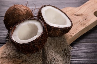 Hindistan cevizi ahşap masa üzerinde. Vintage filtre. Organik sağlıklı gıda kavramı. Güzellik ve Spa konsept.