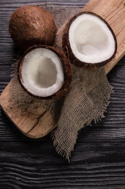 Hindistan cevizi ahşap masa üzerinde. Vintage filtre. Organik sağlıklı gıda kavramı. Güzellik ve Spa konsept.