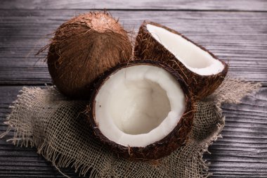 Hindistan cevizi ahşap masa üzerinde. Vintage filtre. Organik sağlıklı gıda kavramı. Güzellik ve Spa konsept.