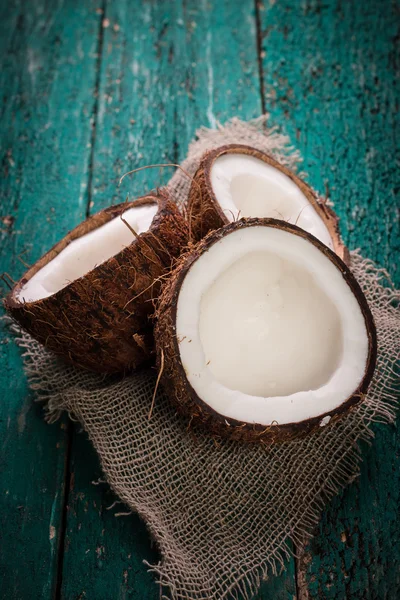 Noce di cocco sul tavolo in legno.Filtro vintage. Concetto di cibo sano biologico Concetto di bellezza e SPA . — Foto Stock