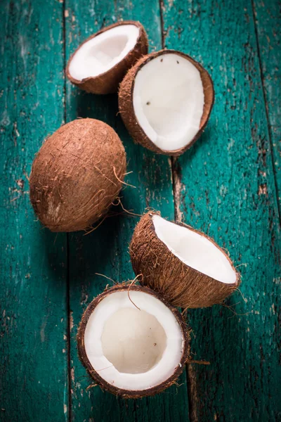 Noce di cocco sul tavolo in legno.Filtro vintage. Concetto di cibo sano biologico Concetto di bellezza e SPA . — Foto Stock