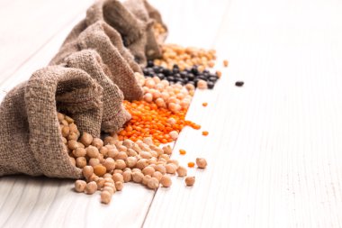 Ahşap arka plan, sağlıklı gıda, vegan gıda çeşitli baklagiller kâse.