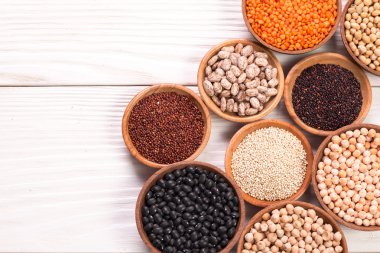 Ahşap arka plan, sağlıklı gıda, vegan gıda çeşitli baklagiller kâse.