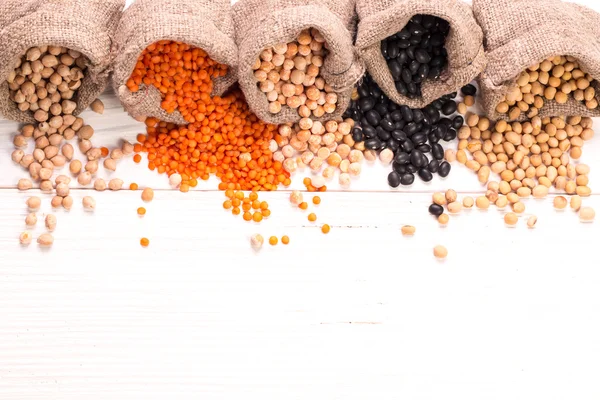 Ahşap arka plan, sağlıklı gıda, vegan gıda çeşitli baklagiller kâse.