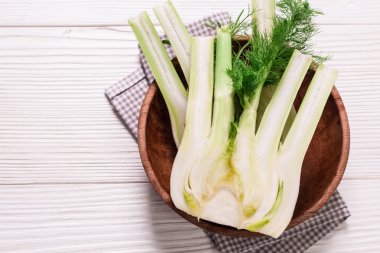 Ahşap karanlık tablo taze organik rezene