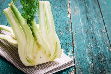 Ahşap karanlık tablo taze organik rezene