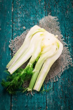 Ahşap karanlık tablo taze organik rezene