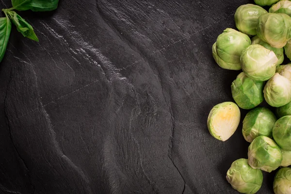 Čerstvý brussel výhonky nad jídlem rustikální dřevěné texture.healthy — Stock fotografie