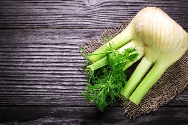 Ahşap karanlık tablo taze organik rezene