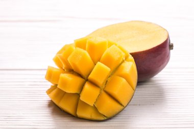 Ahşap arka plan üzerinde taze RIP mango. Sağlıklı gıda