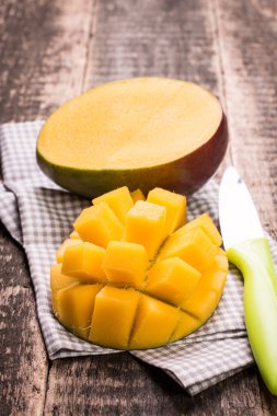 Ahşap arka plan üzerinde taze RIP mango. Sağlıklı gıda