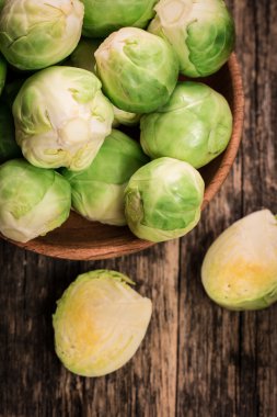 Taze brussel lahanası rustik ahşap texture.healthy gıda üzerinde