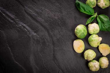 Taze brussel lahanası rustik ahşap texture.healthy gıda üzerinde