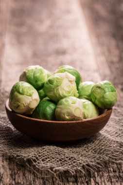 Taze brussel lahanası rustik ahşap texture.healthy gıda üzerinde