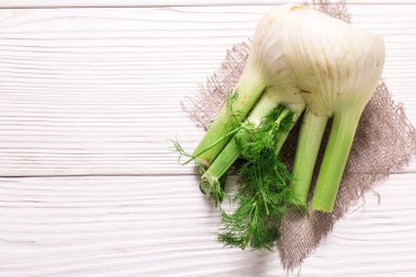 Ahşap karanlık tablo taze organik rezene