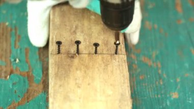 carpenter'ın el inşaat sahasında ahşap matkap kullanarak resim kırpılmış.