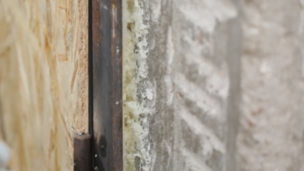 La mousse de polyuréthane comble l'écart .