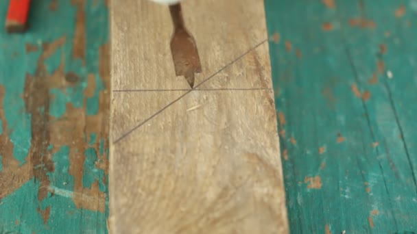 Imagen recortada de manos de carpintero usando taladro en madera en obra . — Vídeo de stock