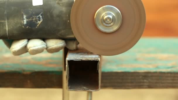Elektrische Schleifscheiben an Stahlkonstruktion in der Fabrik. — Stockvideo