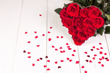 Romantivc natürmort güzel kırmızı gül ile. Sevgililer günü kavramı. Yumuşak odak