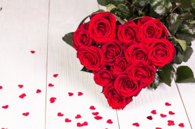 Romantivc natürmort güzel kırmızı gül ile. Sevgililer günü kavramı. Yumuşak odak