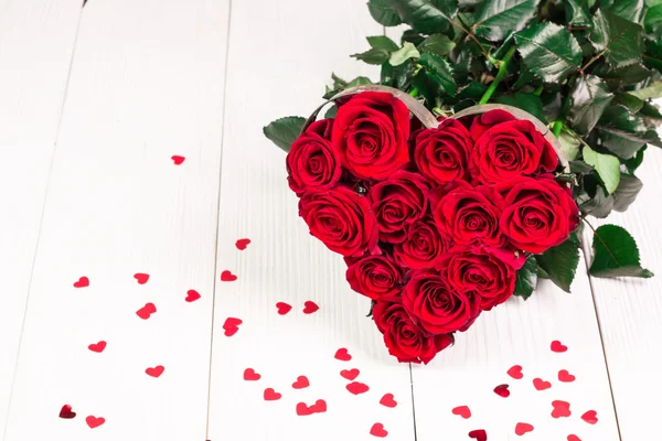Bodegón romántico con hermosas rosas rojas. Concepto del día de San Valentín. — Foto de Stock