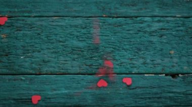 Kalp şekli ve mum ahşap arka plan üzerinde kırmızı gül. Sevgililer günü kavramı. Aşk ve romantizm