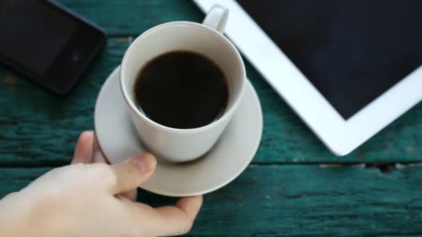 Mann serviert Kaffee auf Schreibtisch — Stockvideo