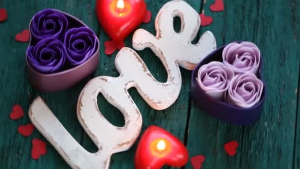 Rosas vermelhas com forma de coração e velas em fundo de madeira. Conceito do dia dos namorados. Amor e romance — Vídeo de Stock