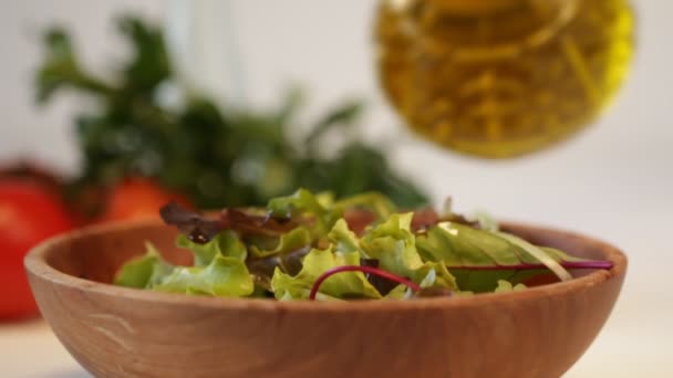 Olíva olaj ömlött át vegyes saláta — Stock videók