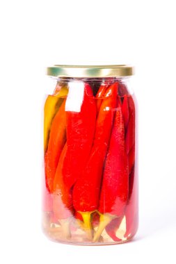 Ahşap masada kırmızı biber 