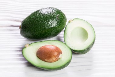 Eski ahşap masa üzerinde taze organik avokado ile gıda arka plan