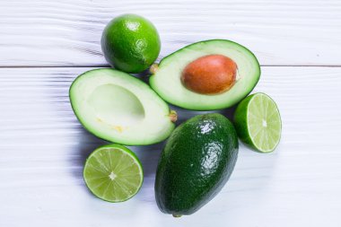 Eski ahşap masa üzerinde taze organik avokado ile gıda arka plan