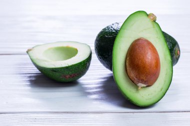 Eski ahşap masa üzerinde taze organik avokado ile gıda arka plan