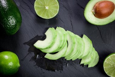 Eski ahşap masa üzerinde taze organik avokado ile gıda arka plan