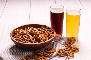 Tatmaya hazır uçuştaki çeşitli biralar, klasik filtre