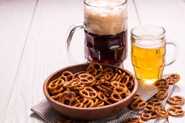 Tatmaya hazır uçuştaki çeşitli biralar, klasik filtre