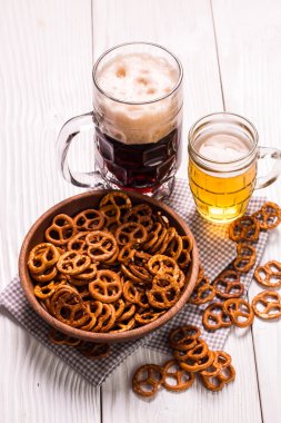 Tatmaya hazır uçuştaki çeşitli biralar, klasik filtre