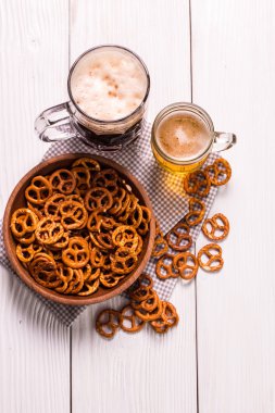 Tatmaya hazır uçuştaki çeşitli biralar, klasik filtre