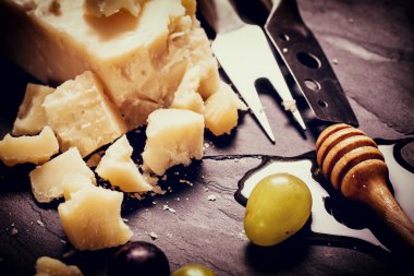 Kompozisyon peynir, çilek, şişe ve bardak şarap ahşap bir masa üzerinde 