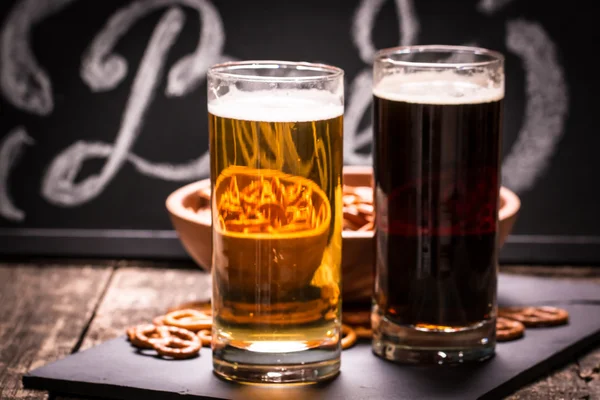 Cervezas surtidas en un vuelo listo para la degustación, filtro vintage — Foto de Stock