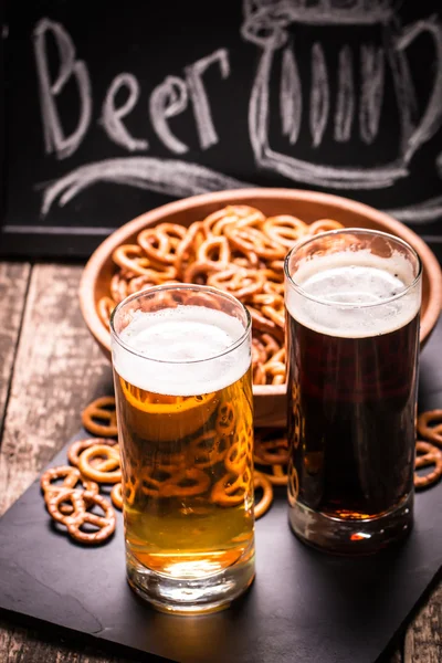 Cervezas surtidas en un vuelo listo para la degustación, filtro vintage — Foto de Stock