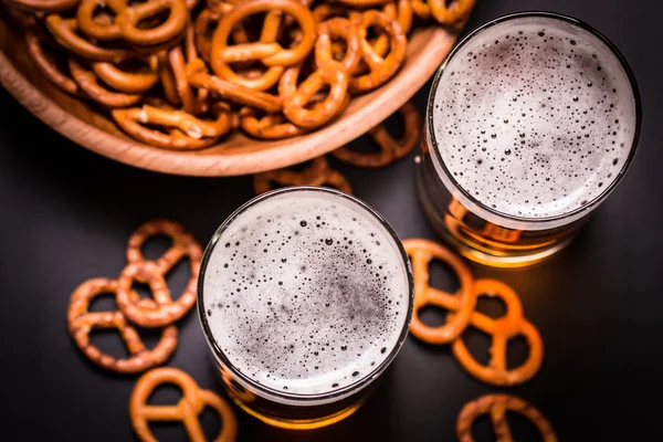 Cervezas surtidas en un vuelo listo para la degustación, filtro vintage — Foto de Stock