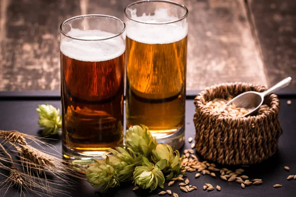 Cervezas surtidas en un vuelo listo para la degustación, filtro vintage — Foto de Stock