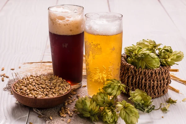 Cervezas surtidas en un vuelo listo para la degustación, filtro vintage —  Fotos de Stock